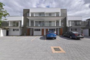 2x2 Modern Apartment Near Airport and City